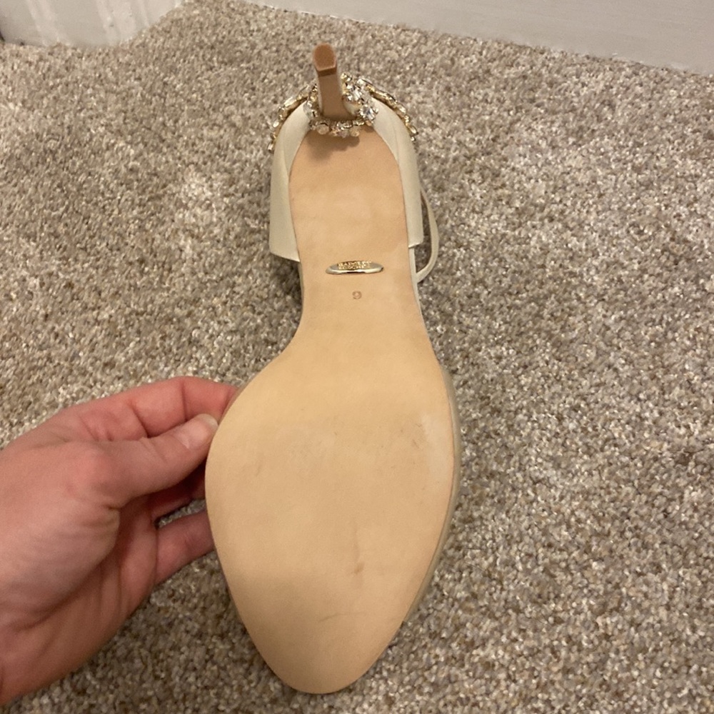 NIB stunning Badgley Mischka Vienna ivory satin shoes. Size 9. - Picture 7 of 15